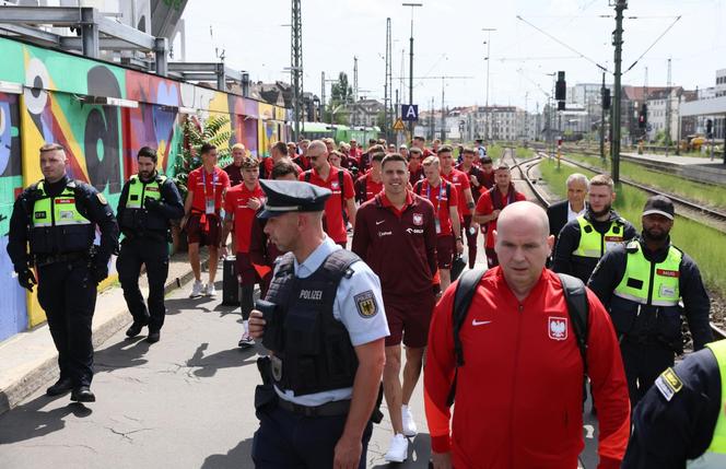 Polscy piłkarze z problemami wyruszają do Berlina. Towarzyszyło im wielu kibiców