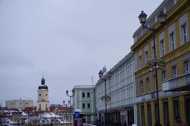 Białystok pod śniegiem. W mieście pojawiły się pierwsze świąteczne ozdoby