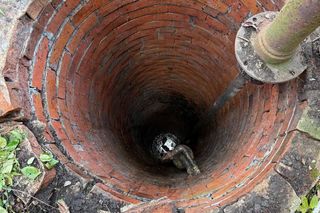 Mężczyzna wpadł do studni