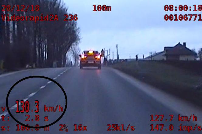 Kierowca jechał w terenie zabudowanym 130 km/h! Jego rajd nagrali policjani ze Żnina! [WIDEO]