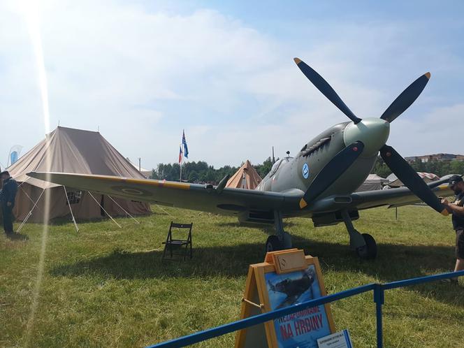 F-16, najlepsi piloci, zabytkowe samoloty i zapierające dech lotnicze akrobacje zgromadziły tłumy widzów  na katowickim Muchowcu! [ZDJĘCIA, AUDIO]