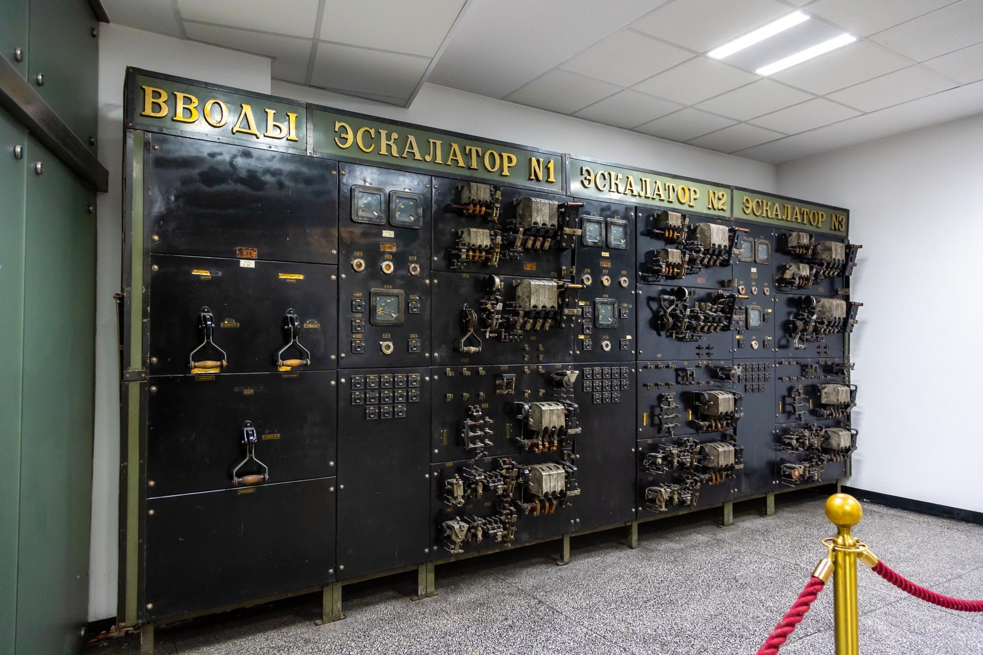 Ruchome schody Trasy W-Z i radziecka tablica sterująca - zobacz zdjęcia wyjątkowego miejsca