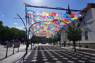 Kolorowe parasolki nad Kilińskiego w Białymstoku