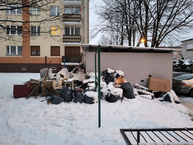 Tak mieszkaniec Gostynia posprzątał mieszkanie. Wielka sterta śmieci przy śmietniku