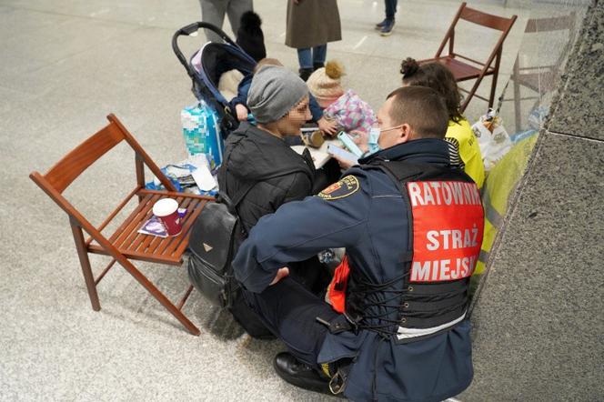 Straż miejska pomaga uchodźcom z Ukrainy