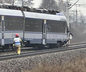 Zderzenie pociągu z ciężarówką. Skład PKP Intercity się wykoleił. Trwa akcja ratunkowa