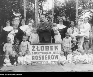 Fotografia grupowa dzieci i opiekunek z fundatorem żłobka Kazimierzem Rosnerem; 1921 - 1939 r..