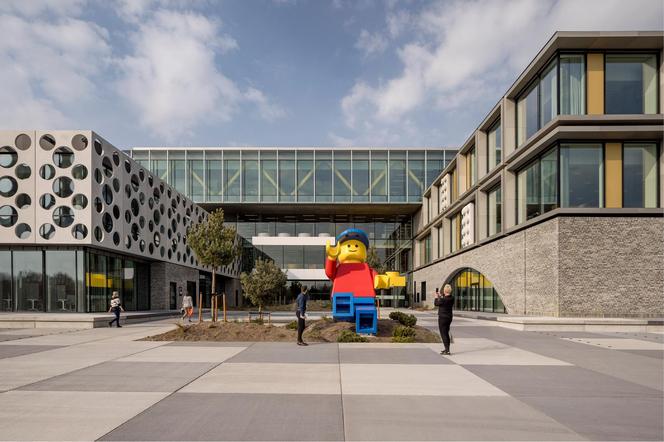 Fasada z klockami Lego; Lego Campus, Billund, Dania; proj. CF Møller Architects