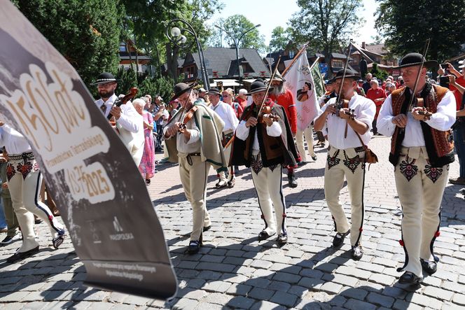 150-lecie przewodnictwa tatrzańskiego. Przemarsz przewodników po Krupówkach w Zakopanem