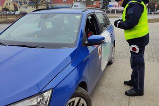 Policjanci z Leszna skontrolowali przewoźników osób na apkę. Do niektórych strach wsiadać