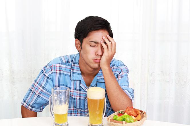 Drunkoreksja (alkoreksja) to groźne połączenie picia alkoholu i niespożywania posiłków