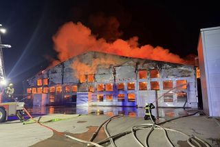 Ogromny pożar fermy drobiu w Fałkowicach. W ogniu mogło zginąć nawet 130 tysięcy kur