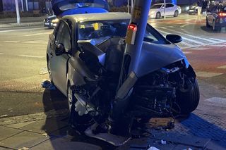 Jechał z żoną i dzieckiem, wylądował na słupie. Próbował zrzucić winę na ukochaną. Alkomat oszalał