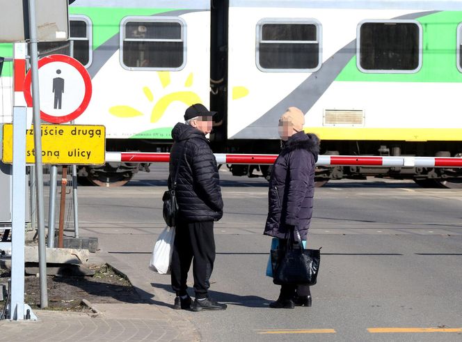 Nowa kładka gotowa od miesięcy. Mieszkańcy wciąż czekają na oficjalne otwarcie. „Nie dotrzymali terminu”