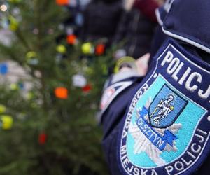 Pod Komendą Miejską Policji w Olsztynie stanęła oryginalna choinka. Każdy może ją rozebrać [ZDJĘCIA]