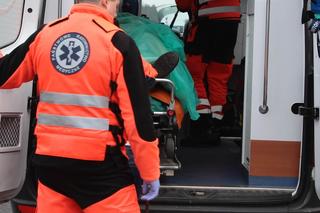 Horror  pod Siedlcami. 21-latek w bmw roztrzaskał się o drzewo. Auto owinęło się wokół pnia!