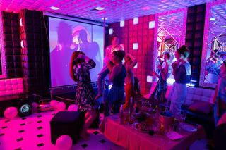 Na dobre i na złe odc. 905: Gloria (Aleksandra Grabowska), Blanka (Pola Gonciarz), Dominika (Paulina Gałązka), Majka (Katarzyna Wuczko), Halinka (Joanna Jarmołowicz), Oliwia (Irmina Liszkowska), Tomasz Jacyno (Antoni Sałaj)