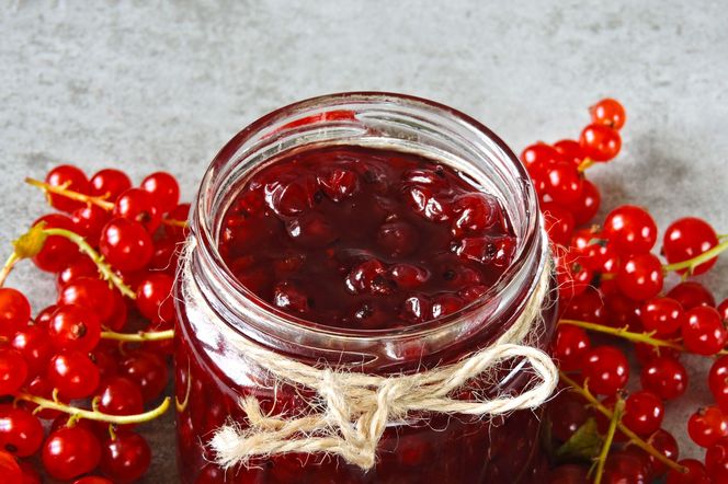 Porzeczki we własnym soku na zimę. Smak lata zamknięty w słoiku