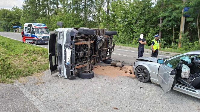Wypadek w Lubieni. Auto osobowe zderzyło się z busem