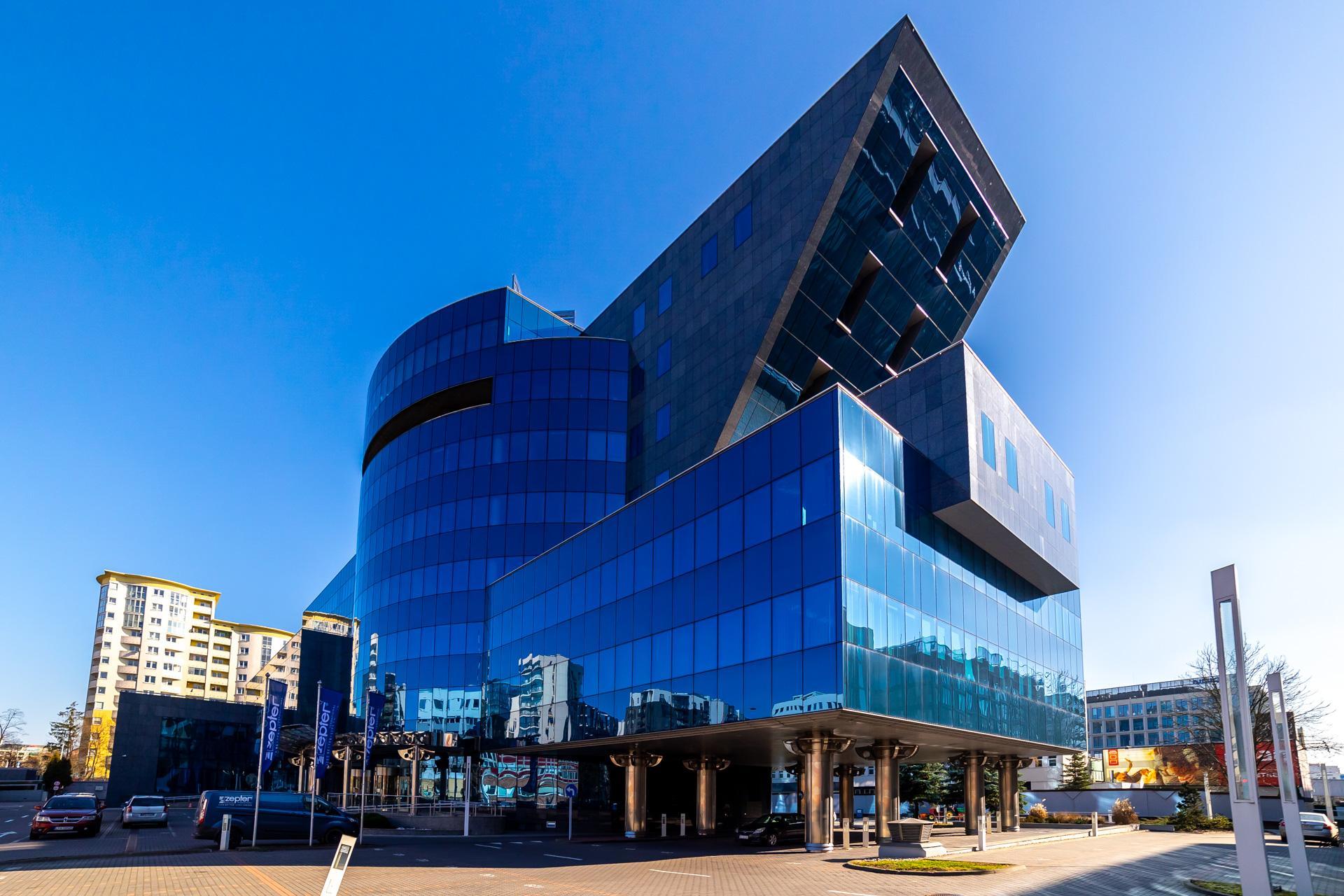 Biurowiec w kształcie czajnika stoi w Warszawie - zdjęcia. Zobacz, jak wygląda