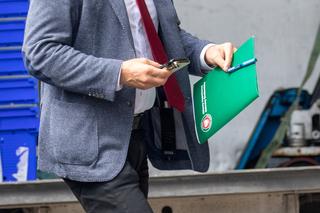 Premier Morawiecki spotkał się z Kaczyńskim na Nowogrodzkiej. Prezes PiS wyszedł z zakupami z piekarni