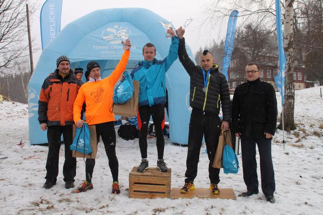 Biegali prawie nago na mrozie... i stanęli na podium!