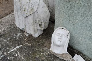 Zniszczona figura Maryi na bydgoskim cmentarzu. Ma niemal dwa metry. Ktoś ją musiał przewrócić. Przykry widok