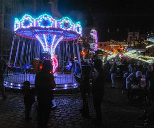 Toruński Jarmark Bożonarodzeniowy 2024. Zdjęcia z pierwszego dnia. Tak wyglądała parada ze św. Mikołajem