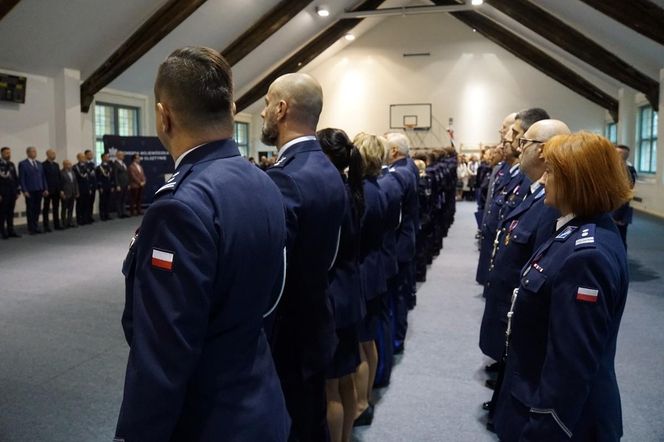 Nowi policjanci wypowiedzieli słowa przysięgi. Na Warmii i Mazurach rekrutacja wciąż trwa [ZDJĘCIA]