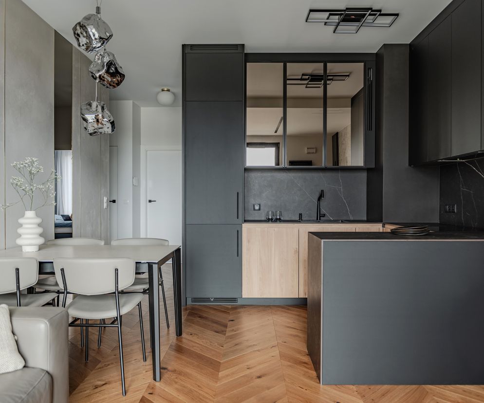 Czarna kuchnia z drewnem w kształcie litery U. Tak urządził się 30-letni singiel!  