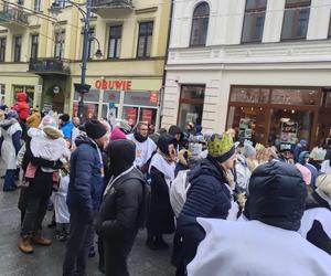 Kolorowy Orszak Trzech Króli w Łodzi. W centrum miasta pojawiło się mnóstwo osób [ZDJĘCIA]