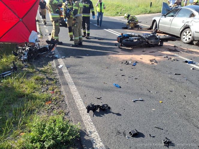 Śmiertelny wypadek pod Radomskiem. Osobówka zderzyła się z motocyklistami [ZDJĘCIA]
