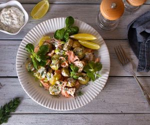 Kroję ziemniaki i mieszam z tą wędzoną rybą. Ta pyszna sałatka sprawdza się zawsze 