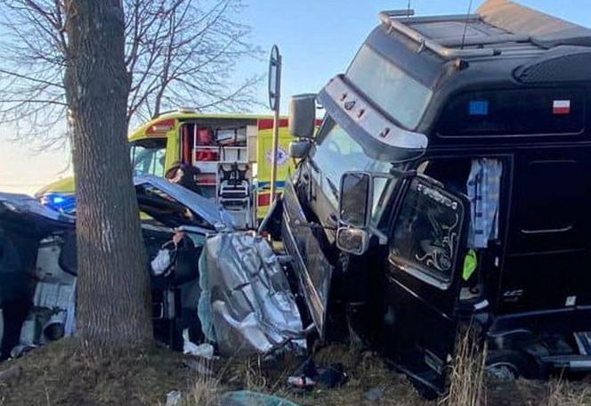 Horror w Golanach. Czołowe zderzenie ciężarówki i audi. Nie żyje kierowca osobówki