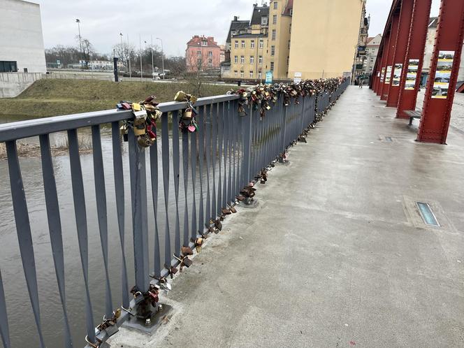 Kłódki zakochanych na Moście Jordana w Poznaniu