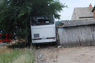 Parzniewice. Wypadek autobusu okazał się tragiczny. Zginął kierowca, ranni pasażerowie. Co tam się stało?