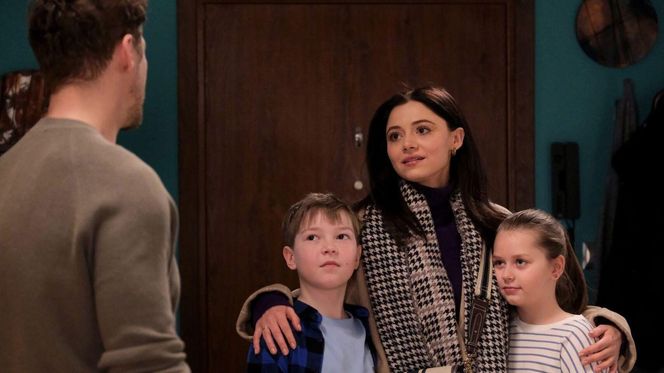 M jak miłość odc. 1865. Iza (Adriana Kalska), Marcin (Mikołaj Roznerski), Szymek (Staś Szczypiński), Maja (Laura Jankowska)