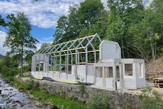 W Świeradowie-Zdroju odbudowują historyczną halę spacerową. Dawniej była tu Pijalnia Wód nad Kwisą