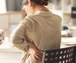 Syndrom kanapowego biura może wykończyć twój kręgosłup. Prosty nawyk szybko zmniejsza ból pleców 