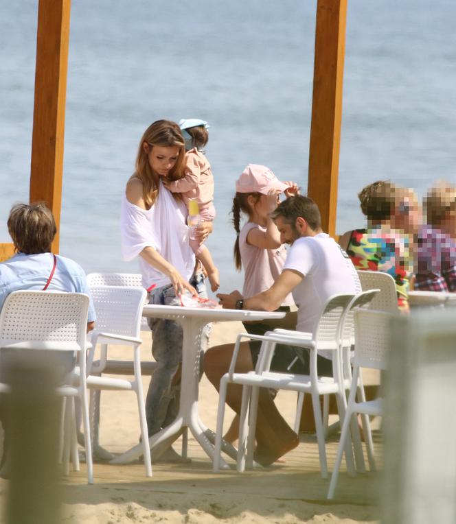 Joanna Koroniewska i Maciej Dowbor z dziećmi na plaży 