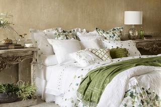 Zielone motywy roślinne na dodatkach dekoracyjnych w sypialni