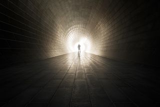 Co czuje człowiek w chwili śmierci? Mrożące krew w żyłach fakty. Odczuł obecność swojego nieżyjącego od pięciu lat ojca