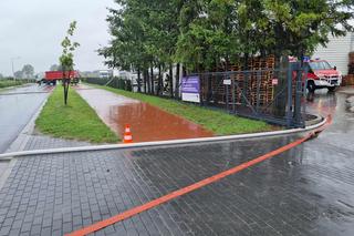 Walka z ulewami w Rawiczu. Zalane są piwnice, kotłownie, sala sportowa, magazyn opakowań, klub fitness, a także drogi i podwórza.
