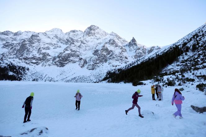 "Selekcja naturalna". Internauci bezlitośni dla ludzi, którzy wchodzą na  na Morskie Oko w czasie odwilży