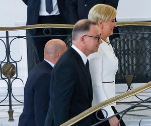 Agata Duda z kokardą na ramieniu w Sejmie
