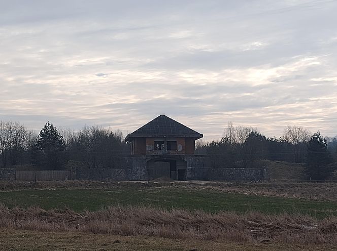 Tajemniczy opuszczony obiekt w Postołowie na Pomorzu. Wybudowano 144 krypty i nie dokończono budowli 