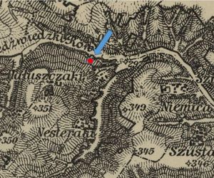 Młocarnia zakopana w ziemi.