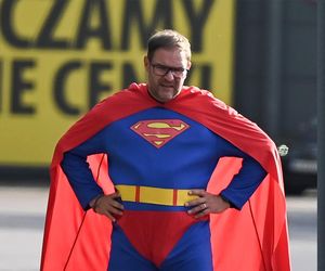 Ale jaja! To superman? Nie, to superKarolak! Tak chciał ratować koleżankę. Zabawne?