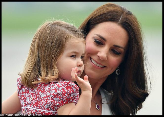 Kate Middleton z dziećmi na rodzinnych zdjęciach