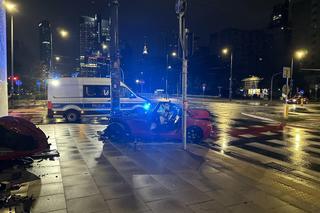 Kierujący sportowym BMW uderzył w słup tramwajowy w Warszawie. Dwie osoby ranne